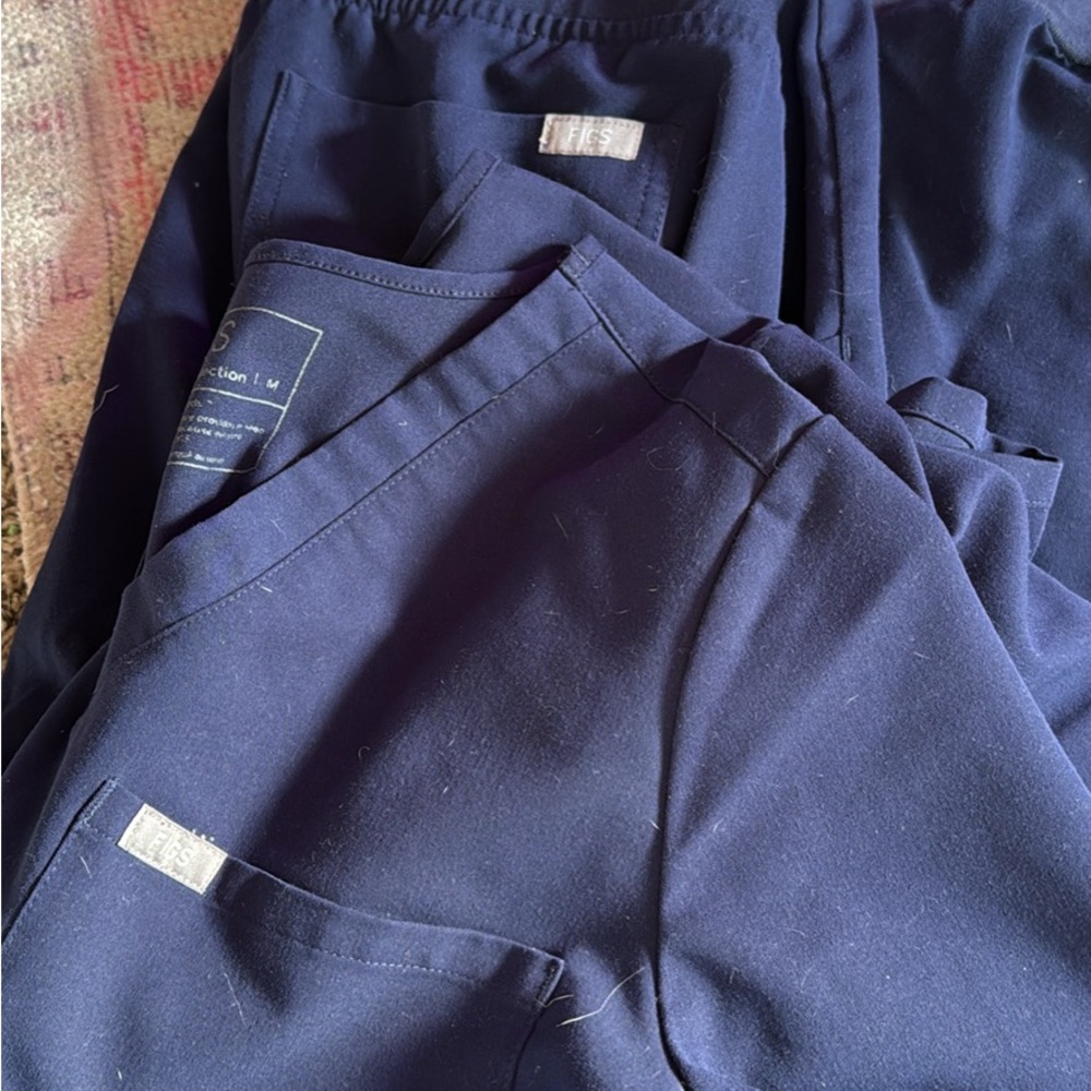 FIGS Navy Scrub Set woman’s medium- jogger bottoms